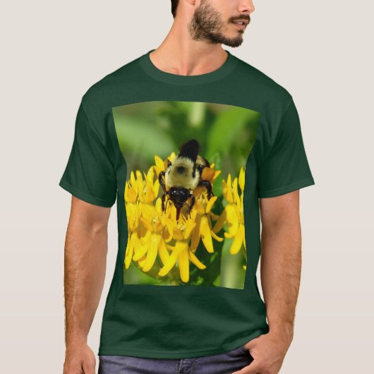 Bee Feasting on Butterfly Weed Wildflowers Tシャツ (正面)