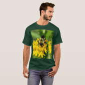 Bee Feasting on Butterfly Weed Wildflowers Tシャツ (正面フル)