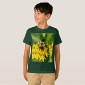 Bee Feasting on Butterfly Weed Wildflowers Tシャツ (正面フル)