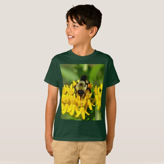 Bee Feasting on Butterfly Weed Wildflowers Tシャツ (正面フル)