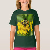 Bee Feasting on Butterfly Weed Wildflowers Tシャツ (正面)