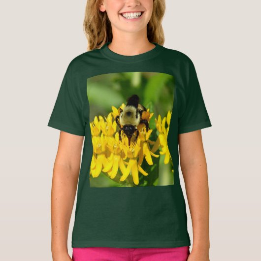Bee Feasting on Butterfly Weed Wildflowers Tシャツ (正面)