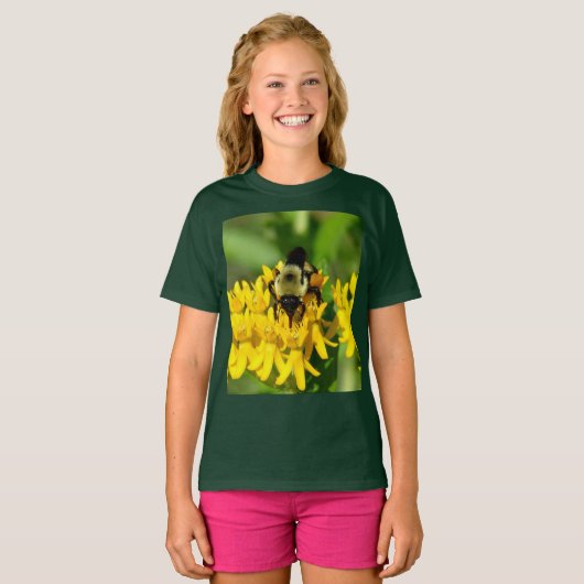 Bee Feasting on Butterfly Weed Wildflowers Tシャツ (正面フル)