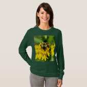 Bee Feasting on Butterfly Weed Wildflowers Tシャツ (正面フル)