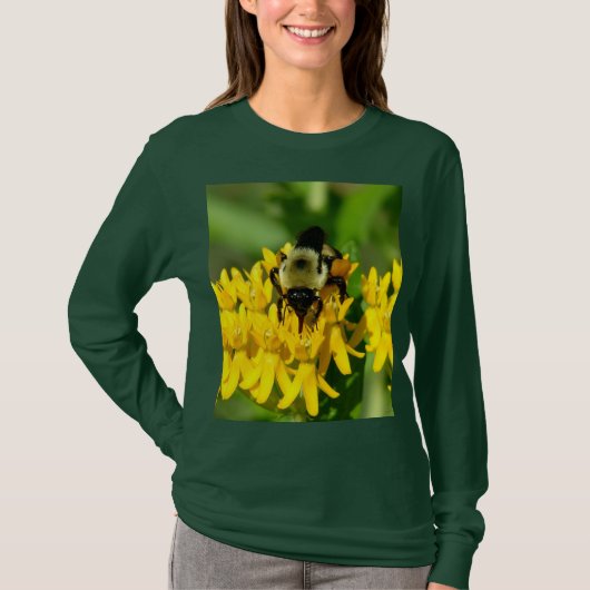 Bee Feasting on Butterfly Weed Wildflowers Tシャツ (正面)
