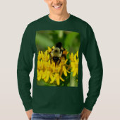 Bee Feasting on Butterfly Weed Wildflowers Tシャツ (正面)