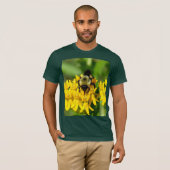 Bee Feasting on Butterfly Weed Wildflowers Tシャツ (正面フル)