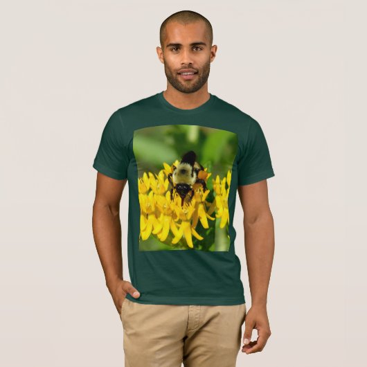 Bee Feasting on Butterfly Weed Wildflowers Tシャツ (正面フル)