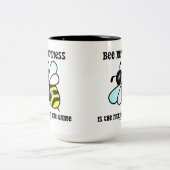Bee Happinessはゲームの名前(Bee) ツートーンマグカップ (中央)