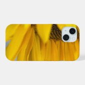 Bee Happy：ひまわりマクロ写真 iPhone 15ケース (裏面横)