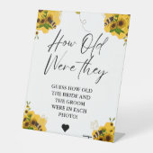 Bee How Old They Gameのブライダルシャワー 台座サイン (正面)