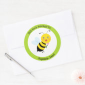 Bee in Tulip Gardenこの本は次のものだ ラウンドシール (封筒)