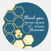 Bee-Ing Here赤ちゃんシャワーステッカー ラウンドシール (正面)