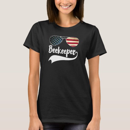 Bee Keeper 7月4日アメリカ国旗のサングラスBe Tシャツ (正面)
