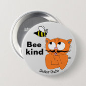 Bee Kind (優しくしよう) 励ましユーモラスなダジャレの猫 缶バッジ (正面&裏面)