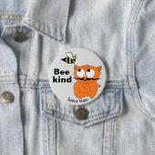 Bee Kind (優しくしよう) 励ましユーモラスなダジャレの猫 缶バッジ (インサイチュ)