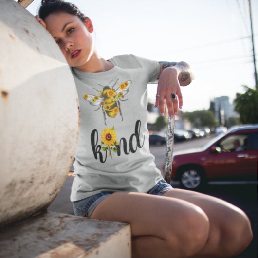 Bee Kind 励まし ヒマワリ レタリング デザイン Tシャツ