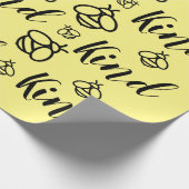 Bee Kind、背景色のパーソナライズ ラッピングペーパー (角)