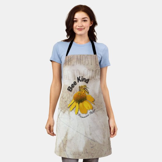 Bee Kind – 調和のとれた自然 エプロン (着用した状態)
