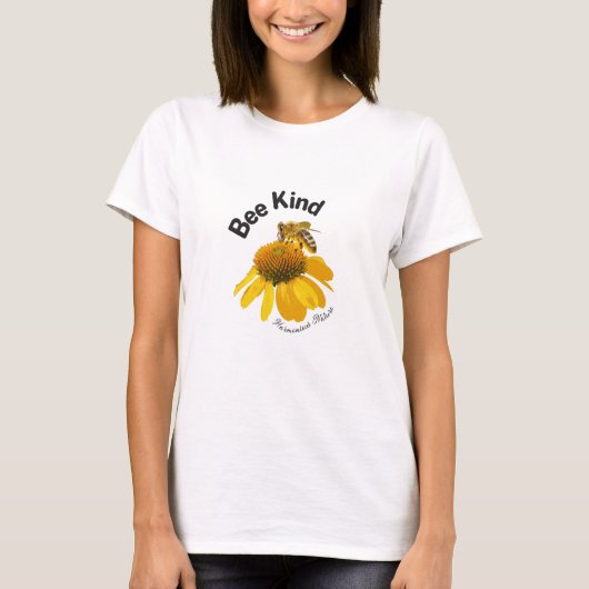 Bee Kind – 調和のとれた自然 Tシャツ (正面)