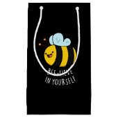 Bee-lieve in Yourself おもしろい Bee Pun Dark BG スモールペーパーバッグ (正面)