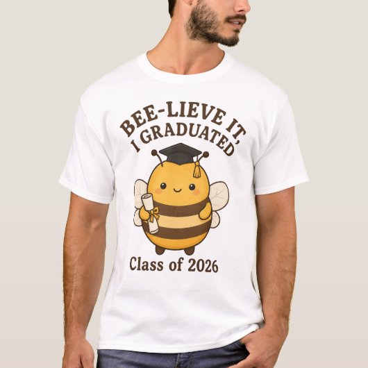 Bee-lieve It I Graduated クラスオブ2026 卒業 Tシャツ (正面)