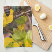 Bee LOVE Buttercup Yellow Flowers キッチンタオル (四つ折り)