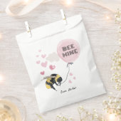Bee Mine バレンタインデー キッズ用 | 名前入り  フェイバーバッグ (クリップ留めされた状態)