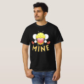 BEE MINE - BE MINE おもしろい VALENTINE DAY Tシャツ (正面フル)