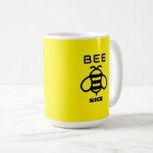 Bee Nice with Yellow Background Design コーヒーマグカップ (正面右)
