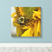 Bee on 忙し a sunflower キャンバスプリント (インサイチュ (ウッドフロア))
