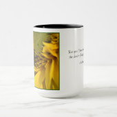 Bee on 忙し a sunflower マグカップ (中央)