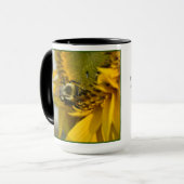 Bee on 忙し a sunflower マグカップ (正面左)