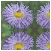 Bee On Aster Flowers自然模様 ファブリック (クローズアップ)