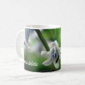 Bee On Bluebell Flower Personalized コーヒーマグカップ (正面左)