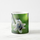 Bee On Bluebell Flower Personalized コーヒーマグカップ (中央)