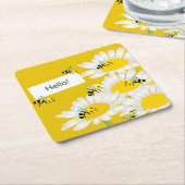 Bee on Flower Coaster – 黄色の背景 スクエアペーパーコースター (アングル)