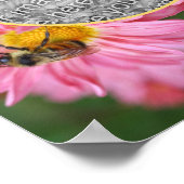 Bee On Pinkデイジー花枠あなたの写真を追加 ポスター (角)