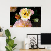 Bee on Pink Yellow Roses花 ポスター (ホームオフィス)