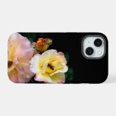 Bee on Pink Yellow Roses花 iPhone 15ケース (裏面横)
