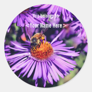 Bee On Purple Aster Flower パーソナライズされた ID ラウンドシール