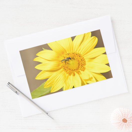Bee on Sunflower 長方形シール (封筒)