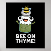 Bee On Thyme Herb昆虫おもしろいパンプンダークBg ポスター (正面)