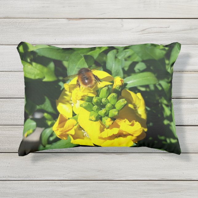 Bee on Yellow Flowers アウトドアクッション (正面)