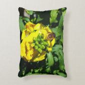 Bee on Yellow Flowers アクセントクッション (正面(垂直))