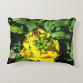 Bee on Yellow Flowers アクセントクッション (裏面)