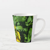 Bee on Yellow Flowers カフェラテマグ (右)