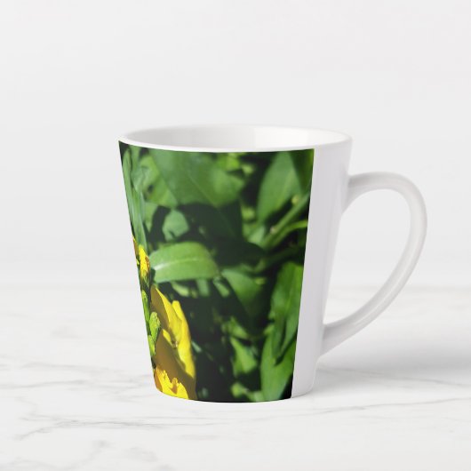 Bee on Yellow Flowers カフェラテマグ (右)