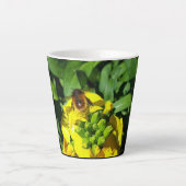 Bee on Yellow Flowers カフェラテマグ (正面)