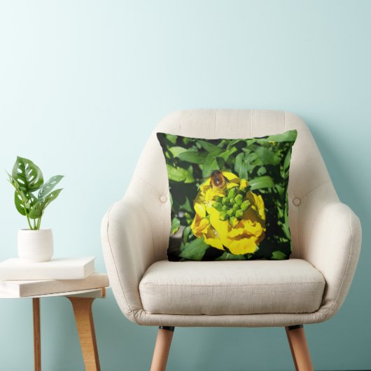 Bee on Yellow Flowers クッション (椅子)